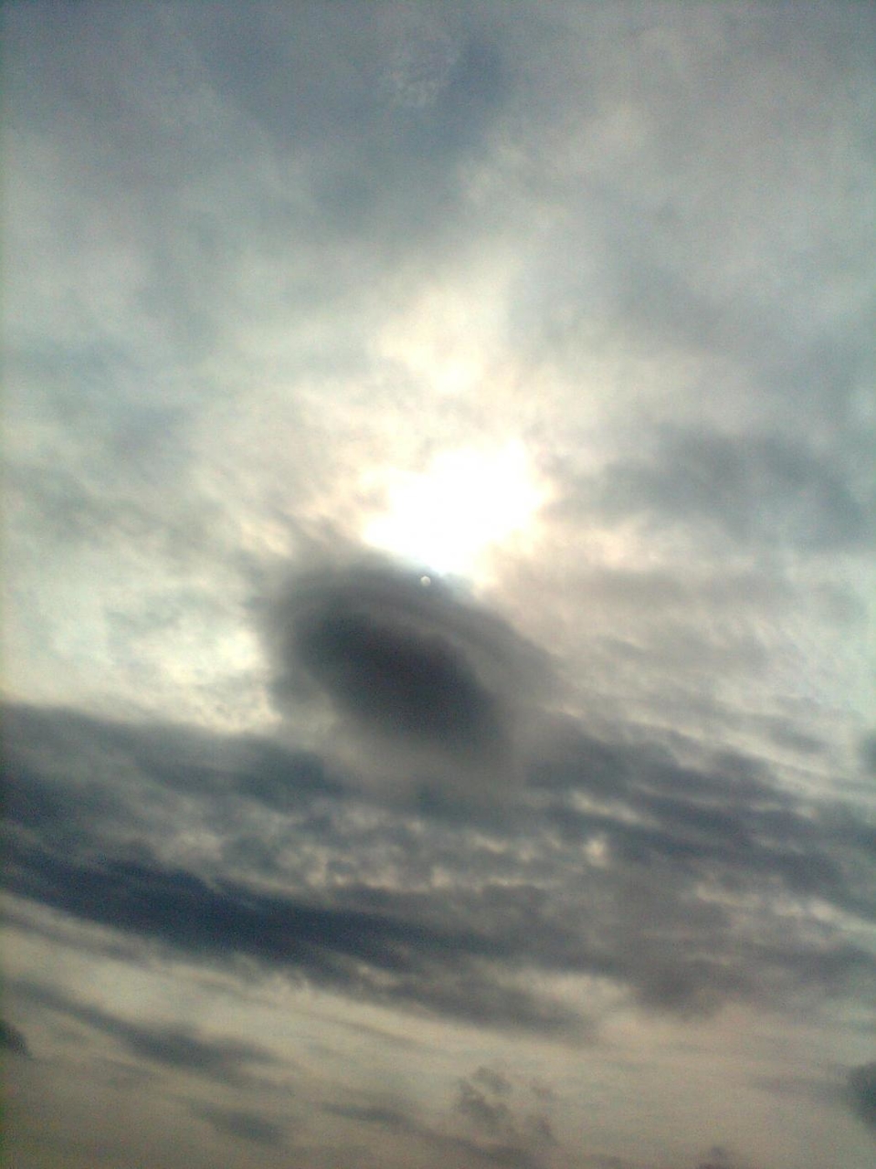 8 มีนาคม 2012 - ประมาณเวลา 9 นาฬิกา
ถ่ายจากมอเตอร์เวย์กำลังจะไปชลบุรี 
เมฆลอยต่ำ ต่ำกว่าระดับเมฆปกติและมีการหมุนรอบตัวเอง ตรงรอบนอก รอบในอยู่นิ่งๆ แ