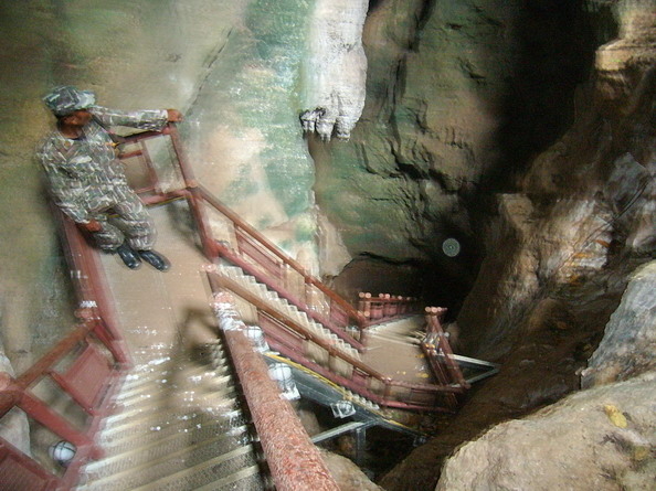 ภาพถ่ายติด เทวดาที่รักษาถ้ำ(ด้านขวาของภาพวงกลม)