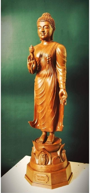 Buddhaholdinglotus