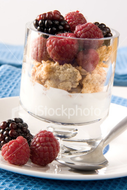 ist2 2829997 yogurt with berries