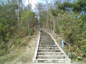 ทางขึ้นเขาชมใบเสมาพระพุทธบาท