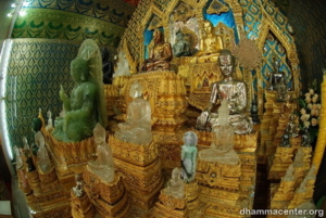 พระพุทธรูปในอุโบสถ
