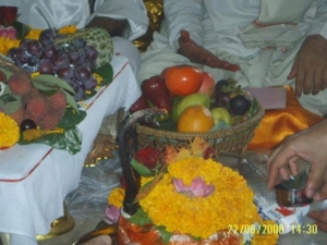 Shiva-lingam puja
ดอกไม้บังอยู่