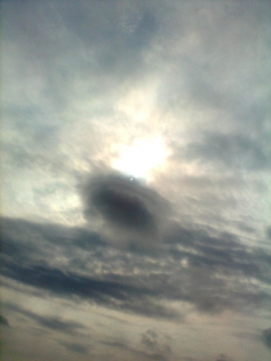 8 มีนาคม 2012 - ประมาณเวลา 9 นาฬิกา
ถ่ายจากมอเตอร์เวย์กำลังจะไปชลบุรี 
เมฆลอยต่ำ ต่ำกว่าระดับเมฆปกติและมีการหมุนรอบตัวเอง ตรงรอบนอก รอบในอยู่นิ่งๆ แ