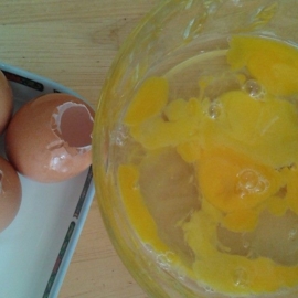 2. ตีไข่พอแตก