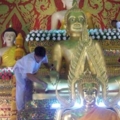 102 1483 กำลังตกแต่งพระประธารในวิหาร
