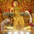 102 1481กำลังตกแต่งพระประธารในวิหาร