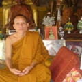 พระอาจารย์ศักดิ์-แพร่
(สังเกตุ มีดวงไฟบนหัว)