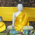 พระพุทธรูปหน้าซากเจดีย์โบราณ