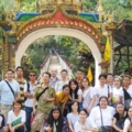 DSCF3456ถ่ายรูปที่ระลึกหน้าปากทางก่อนกลับที่พัก