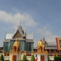 ด้านหน้าทางเข้าวิหารแก้ว