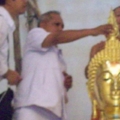 100 3914
  ท่านนายอำเภอ....ประธานกำลังปิดพระเกศ เมื่อบรรจุ
พระบรมสารีริกธาตุเสร็จแล้ว