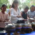 ใส่บาตร