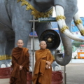 บทความทางธรรม : หลวงพ่อสอน "อยากเห็น .."
ที่เขานั่งเห็นโน่นเห็นนี่น่ะก็ต้องเห็นจิตตัวเองก่อน นั่งไปเห็นนรกเห็นสวรรค์น่ะ แท้ที่จริงพระพุทธเจ้าสอนให้เห