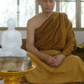 พระอาจารย์เปลี่ยน ปัญญาปทีโป เมตตารับพระแก้วไว้หลายองค์