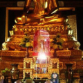 พระแก้วประดิษฐานในพระอุโบสถแห่งหนึ่ง วางบนโต๊ะหมู่บูชาและเปิดแสงไฟสว่างออกจากองค์พระแก้ว