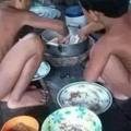 เด็กกินอาหาร